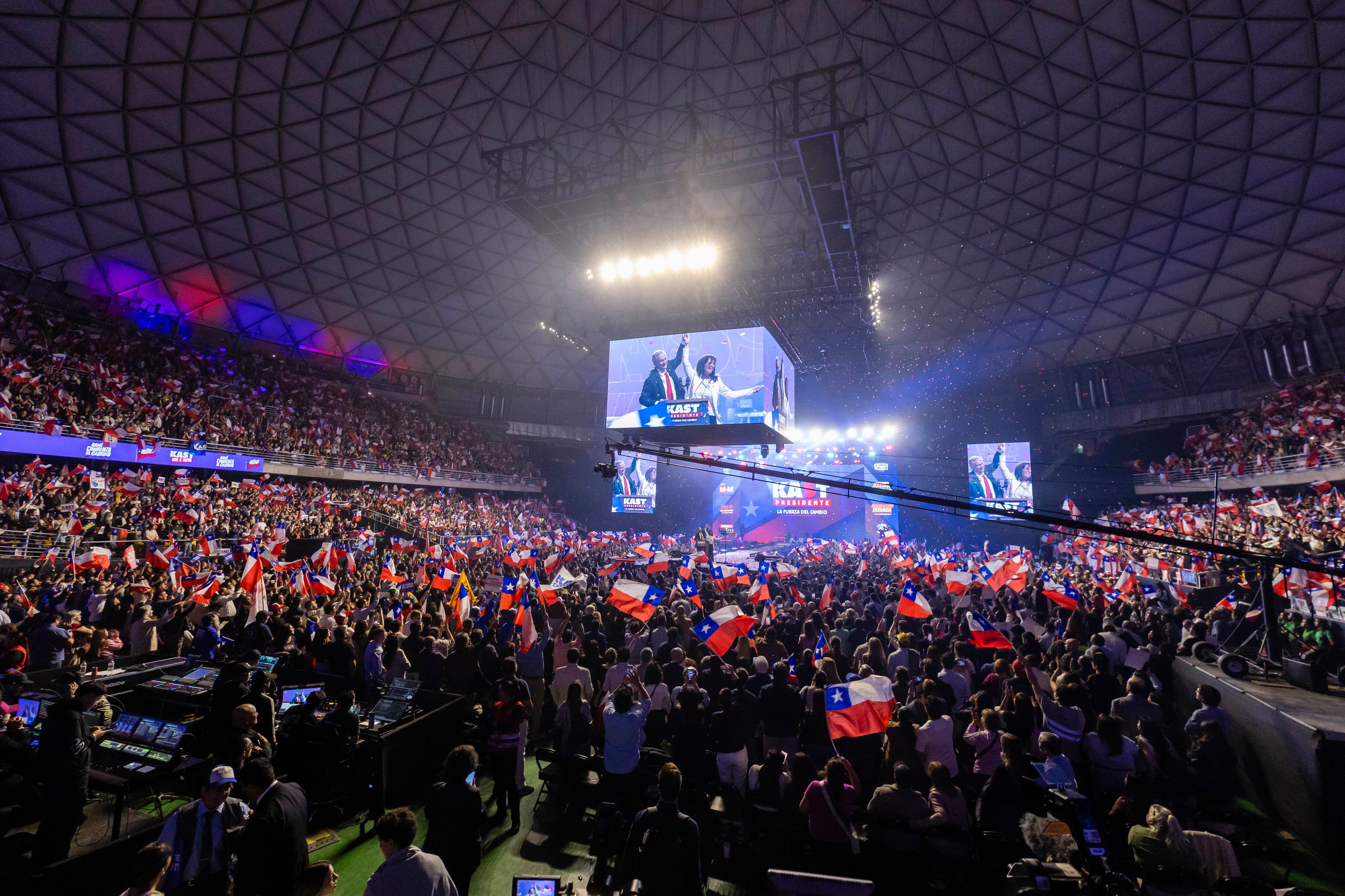 Kast se da un baño de masas en su cierre de campaña: “La tercera es la vencida”