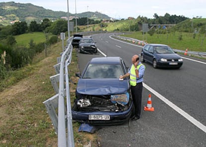 Un conductor afectado por el paro de las grúas, a la entrada de San Sebastián.