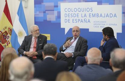 De izq a dcha: el embajador de España en Buenos Aires, Estanislao de Grandes, y los periodistas Carlos Pagni y Carlos E. Cué.