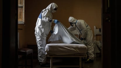 Workers disinfecting Nuestra Señora de las Mercedes care home in El Royo (Soria).