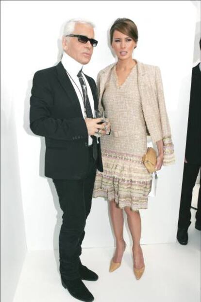 Karl Lagerfeld con Melania Trump en la Semana de la Moda de París de 2004.