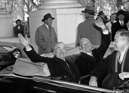 Tras años de dominio demócrata, el Partido Republicano logró imponerse en las elecciones de 1952 a Adlai Stevenson. Éste fue derrotado por un texano de ojos azules, el general Dwight D. Eisenhower, que aglutinó el 55% de los votos. Pese a una mayor influencia de los republicanos escorados hacia la derecha conservadora, Eisenhower mantuvo la cabeza fría durante su primer mandato en cuestiones cruciales de política exterior, como en el caso de la nacionalización del canal de Suez.