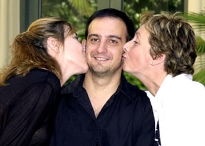 Las actrices Lola Dueñas y Mabel Ribera besas a Alejandro Amenábar tras la designación de <i>Mar adentro.</i>