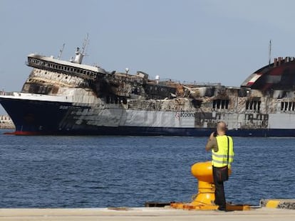 El buque Sorrento, que sufri&oacute; un incendio en el trayecto de Palma de Mallorca a Valencia, a su llegada al puerto de Sagunto.