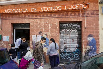 Entrega de alimentos en la Asociación de Vecinos Lucero, en el distrito de Latina