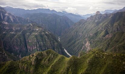 El norte de México es pura frontera: enormes desiertos salpicados de cactus, montañas escarpadas y cañones sobrecogedores son las señas de identidad de un paisaje que a todos nos resulta familiar por las películas de oeste. Pero hay un lugar muy especial capaz de atraer a miles de visitantes: las Barrancas del Cobre, con sus vistas de órdago, sus montañas tapiadas de pinos y una fascinante cultura, la de los tarahumaras, para darle aún mayor interés al viaje. Las barrancas son en realidad un laberinto formado por seis profundas gargantas que cubren una superficie cuatro veces mayor que la del Gran Cañón del Colorado. En el fondo de los cañones crecen árboles tropicales mientras que en las cotas más altas predomina la vegetación alpina y, con frecuencia, nieva en invierno. Hay unas cuantas bases para explorar la región. Creel es la ciudad más grande, pero más adentro están Divisadero, Arepo y Cerocahui, todas ellas en la ruta (o cerca) del famoso Chepe, el Ferrocarril Chihuahua-Pacífico. Los Batopilas y Urique están escondidos en lo más profundo del cañón. Las barrancas se pueden recorrer a pie, a caballo o en vehículo de motor. Para llevar la emoción al límite, hay <a href="http://www.parquebarrancas.com/" target="_blank">un parque de aventuras</a> donde es posible deslizarse sobre despeñaderos en las tirolinas más espeluznantes del país.