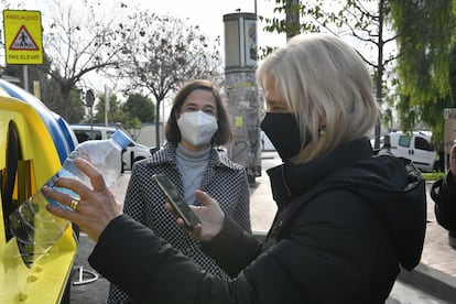 Una mujer deposita una botella de plástico en los contenedores del proyecto Reciclos.