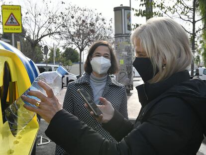 Una mujer deposita una botella de plástico en los contenedores del proyecto Reciclos.