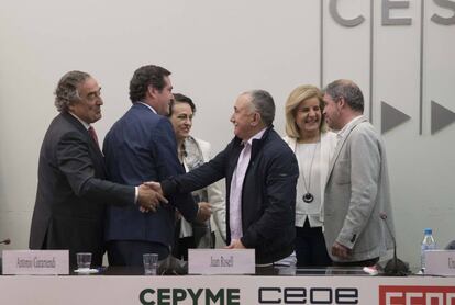 Desde la izquierda: los presidentes de la CEOE, Juan Rosell, y Cepyme, Antonio Garamendi; la ministra de Trabajo, Magdalena Valerio; el secretario general de UGT, Pepe Álvarez; la exministra, Fátima Báñez; y el secretario general de CC OO, Unai Sordo. 