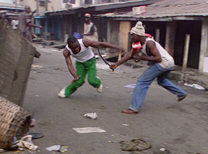 Un hausa (musulmán) ataca con una espada a un yoruba (cristiano) en una calle de Lagos.