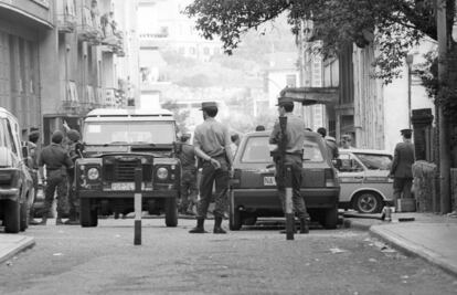 Hernani (Guipuzcoa), 15 de junio de 1984. Dos activistas de ETA muertos, Juan Luis Lekuona y Agustin Aguirre Perurena, y el responsable del comando, Zabarte Arregui, detenido, tras los enfrentamientos con la guardia civil en un piso de la localidad.