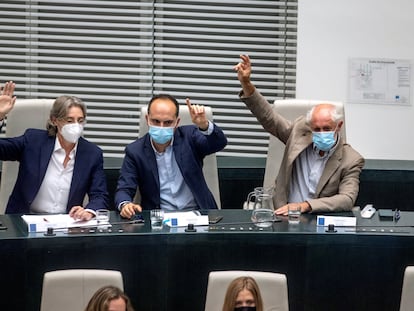 Los diputados del Grupo Mixto Marta Higueras, José Manuel Calvo, y Luis Cueto durante el pleno extraordinario en el Ayuntamiento de Madrid en el que se convirtieron en Grupo Mixto, en septiembre de 2021.