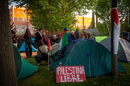 Una de las 60 carpas que se instalaron en la primera noche de la acampada universitaria por Palestina en Madrid.