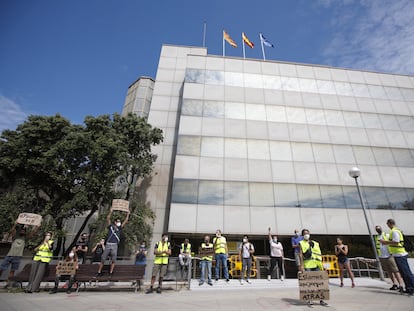 Una docena de trabajadores afectados por ERTE protestan frente a la delegación en Barcelona del SEPE.