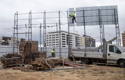 Solar en el que arranca la construcción de una promoción de viviendas en El Cañaveral (Madrid).