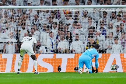 Rüdiger y  Courtois se lamentan tras el gol de Julián Alvarez.