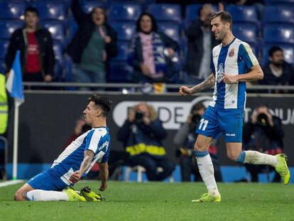 Hernán Pérez celebra junto a Baptistao el gol que les da la clasificación.