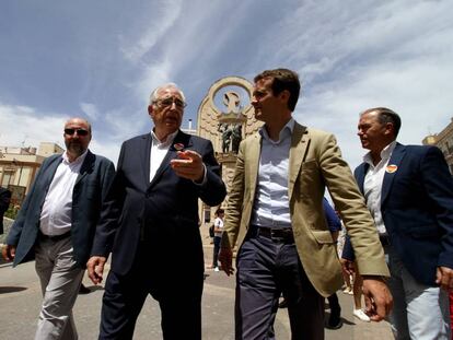 Juan José Imbroda, presidente de Melilla, charla con Pablo Casado, el viernes en la ciudad autómona.