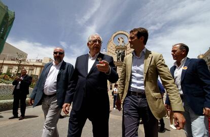 Juan José Imbroda, presidente de Melilla, charla con Pablo Casado, el viernes en la ciudad autómona.