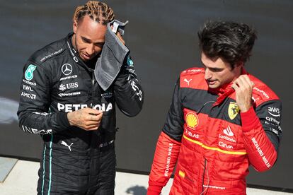 Lewis Hamilton of Mercedes-AMG Petronas (L) and second placed Spanish Formula One driver Carlos Sainz