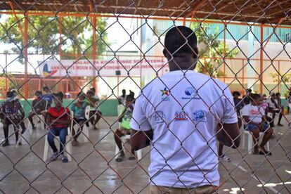 Entrega de kits en La Plaine, Escuela Sant Zanj Mackenson (Haití).