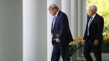 El presidente de Estados Unidos, Donald Trump, seguido del vicepresidente, Mike Pence.