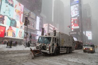Trabajadores quitan la nieve de Broadway en Times Square de Nueva York (EE UU).