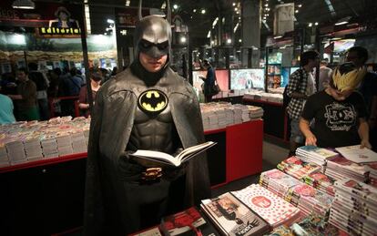 Visitante del Salón del Comic ataviado de Batman.