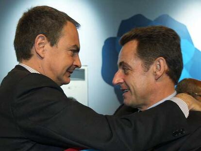 Zapatero y Sarkozy se saludan en la Cumbre de Lisboa.