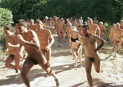 Los corredores de la carrera de cross celebrada en Passanant, Tarragona, durante un momento de la prueba.