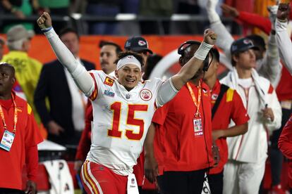 Patrick Mahomes de los Kansas City Chiefs celebra después de vencer a los Philadelphia Eagles.