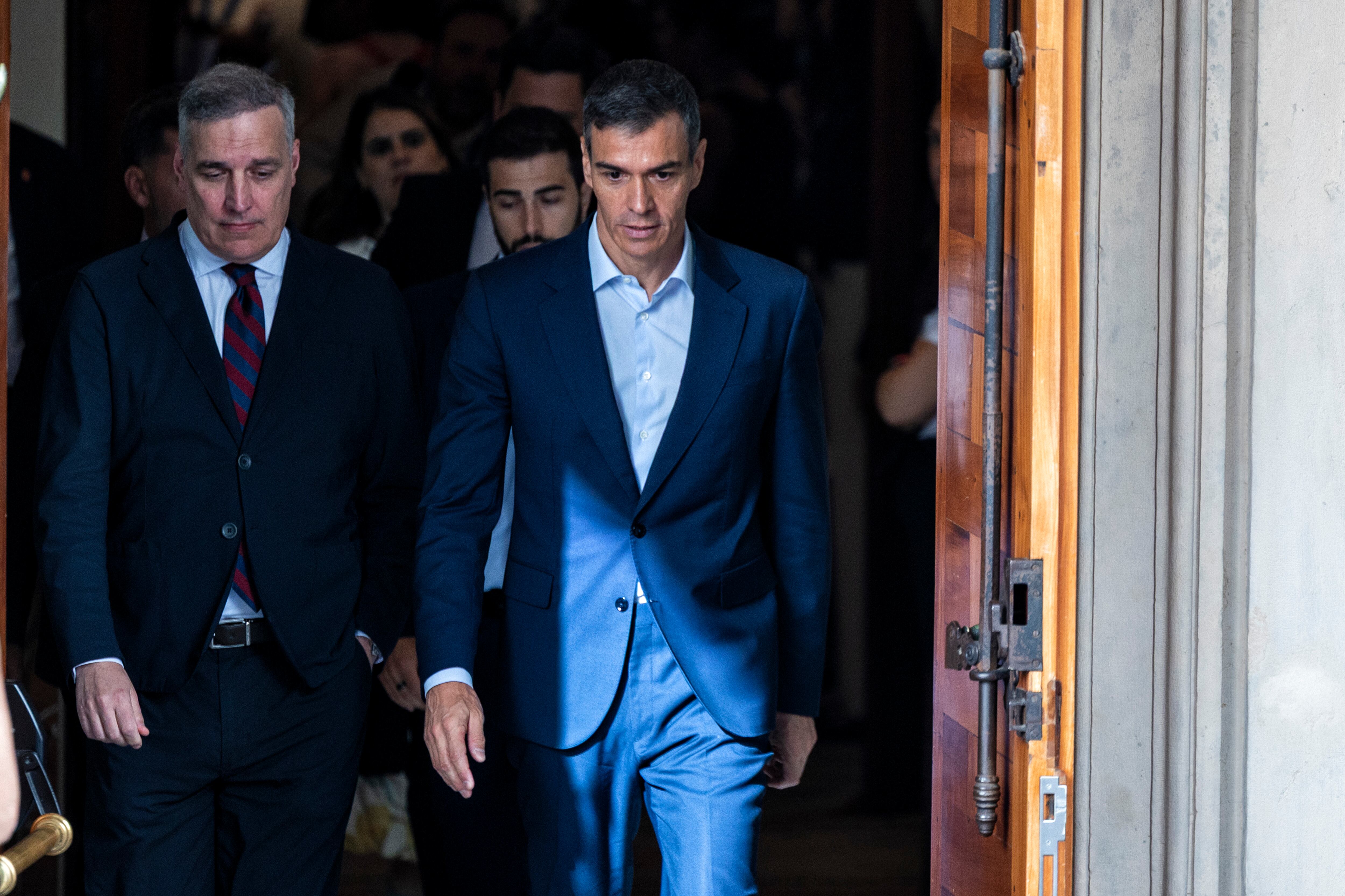 Pedro Sánchez, a la derecha, abandona el Congreso de los Diputados.