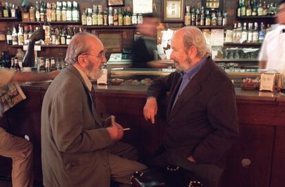 Coloquio entre los poetas Ángel González (izquierda) y José Caballero Bonald, sobre la situación del mundo y de este país. Fotografidos en la barra del Café Gijón de Madrid, en 2002.