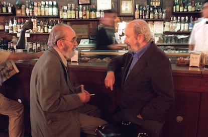 Ángel González (izquierda) conversa con José Manuel Caballero Bonald, en la barra del Café Gijón de Madrid, en 2002.
