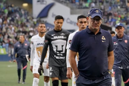 Andrés Lilini, entrenador de Pumas, sale hacia el vestuario tras la final con Seattle.