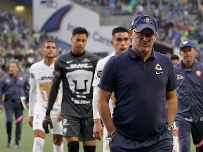 Andrés Lilini, entrenador de Pumas, sale hacia el vestuario tras la final con Seattle.