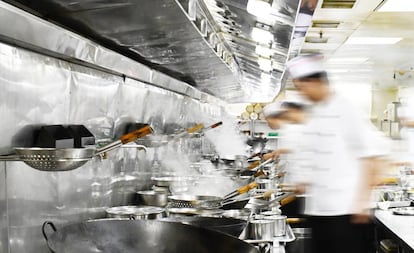 Trabajadores ocupados en una cocina.