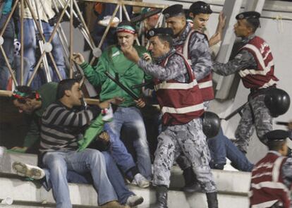 Policías jordanos golpean a aficionados en el estadio rey Abdalá.