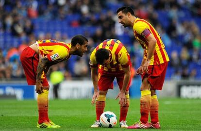 Alves, Messi y Neymar, antes de lanzar una falta.