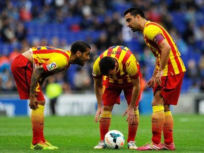 Alves, Messi y Neymar, antes de lanzar una falta.