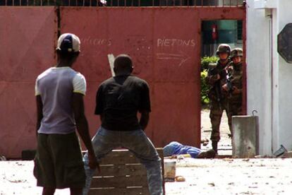 Milicianos y soldados franceses se enfrentan a la entrada del campamento ubicado en un hotel de Abiyán.