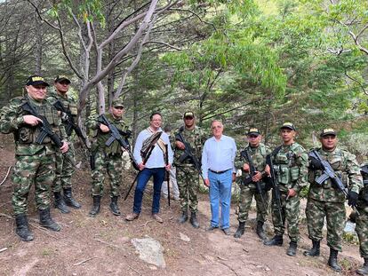 El presidente, Gustavo Petro y el ministro de defensa, Iván Velásquez, en la Sierra Nevada de Santa Marta, días antes de la posesión presidencial.