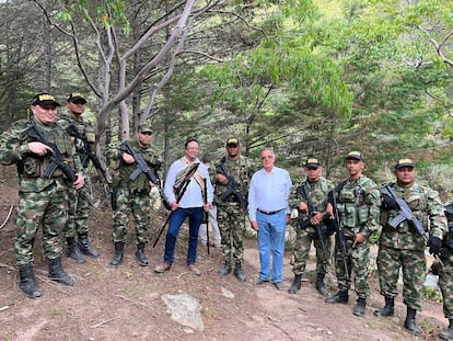El presidente, Gustavo Petro y el ministro de defensa, Iván Velásquez, en la Sierra Nevada de Santa Marta, días antes de la posesión presidencial.