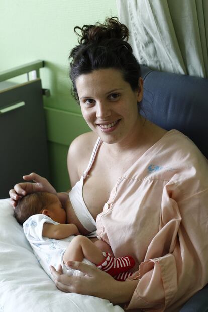 Martina nació por cesárea. Una vez recuperada de la intervención, su madre, Beatriz, le da el pecho en una habitación del hospital.
