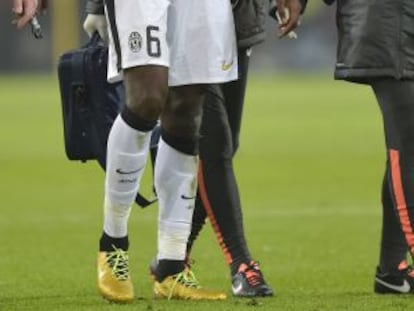 Pogba se retira lesionado ante el Dormund.