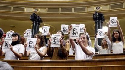 Un grupo de activistas aprovecha la jornada de puertas abiertas del Congreso para mostrar su apoyo a Aminatu Haidar.