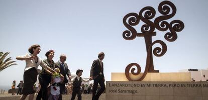 La viuda de José Saramago, Pilar de Río (a la izquierda),con autoridades locales durante la inauguración de la escultura en homenaje al escritor en una rotonda junto a la que fue su residencia en la localidad de Tías.