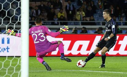 Cristiano Ronaldo marca el 0-2 al América en una jugada que el árbitro revisó en vídeo.