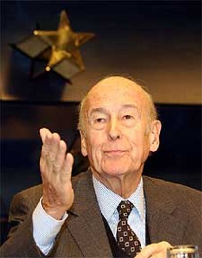 Giscard d&#39;Estaing conversa con los periodistas ayer en Bruselas.