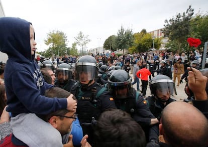 Las imágenes de las cargas policiales el 1-O han dado la vuelta al mundo, escandalizando a la opinión pública y jugando a favor de los independentistas. El término “uso de la fuerza con proporcionalidad”, yo lo entiendo de la siguiente manera: llega la policía, se les anuncia que están incumpliendo la ley y tienen que evacuar. Si persisten, se les anuncia el uso de cargas y si persisten se carga. La policía no llega para repartir caramelos sino en cumplimiento de un mandato judicial. Lógicamente, si hay actuaciones que sobrepasan los límites están los juzgados para resolver. Finalmente, siempre me ha resultado repugnante la utilización de los niños con fines políticos. Si encima se utilizan de escudos de protección ya es escandaloso.